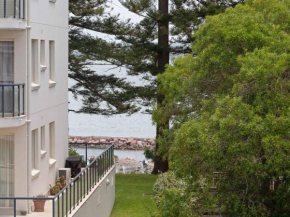 9 'Bronte Court', 17 Magnus Street - renovated unit with filtered views & pool